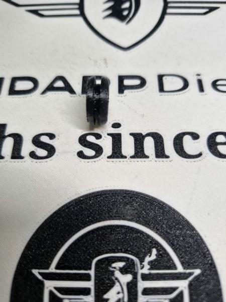 1 x Zündapp Seitendeckelgummi 448-10.146 TPU passend bei CS CX Hai 25 & 50 Typ 448